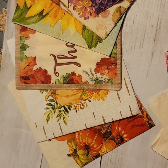 NWOT Fall/Autumn/Harvest Themed Napkins - Picture 3 of 9